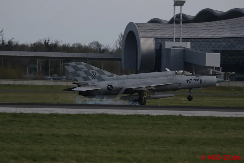 Als die beiden MiG-21 schließlich landen, ist die Sonne komplett hinter den Wolken verschwunden, ...