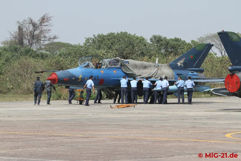 The FT-7BGs carry the same camouflage as the corresponding single-seaters.