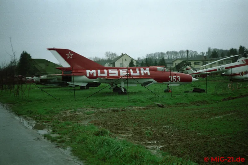 953 has to serve as an advertising medium in pseudo-Soviet paint.