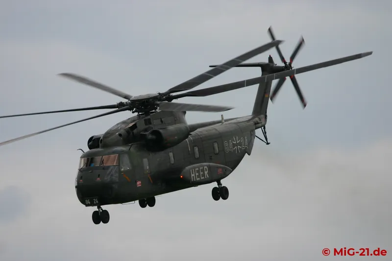 ... Transporthubschrauber vom Typ CH-53 demonstrierten eine taktische Luftlandung.