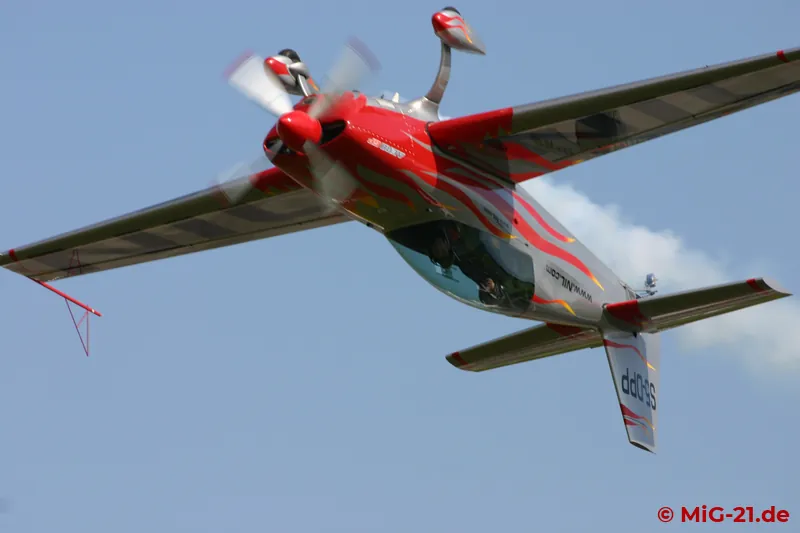 ... auch ein komplett wahnsinniger Extra 300-Pilot, der hier nicht näher genannte, friedlich im Auto sitzende …