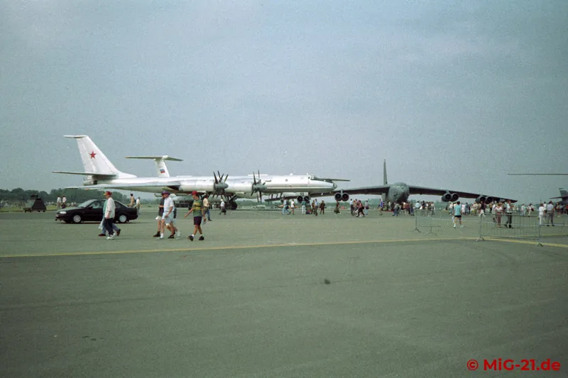 Eye to eye: the strategic bombers of the Cold War – Tu-95 and B-52.