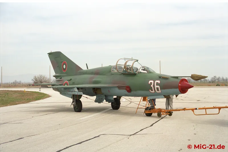 ... as well as for close-ups of the MiG-21UM ...