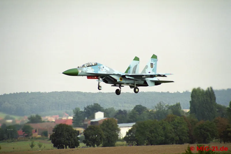 ... je eine doppel- und eine einsitzige Su-27 ...