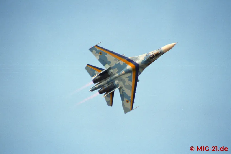 ... je eine doppel- und eine einsitzige Su-27 ...