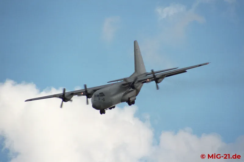 ... und eine schwedische C-130 Hercules, die eine schöne Vorführung zeigte.
