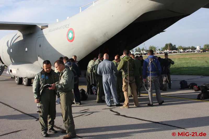 Preparing for the flight: the harnesses are put on and then the change of positions is practised.