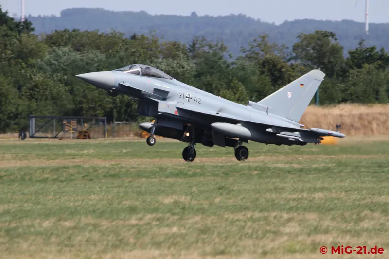 With the author 's arrival at the air base, the first Eurofighters also landed again ...
