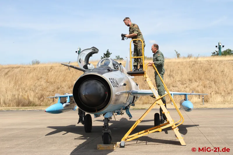 ... interested Bundeswehr personnel took the opportunity to inspect the aircraft in every detail with ...
