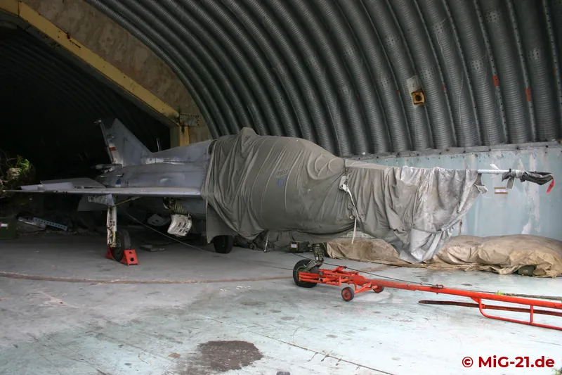 Seit dem letzten Jahr sind zahlreiche Maschinen an anderen Orten abgestellt worden: eine MiG-21UM steht jetzt …