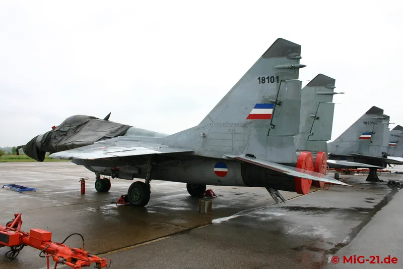 ... sowie die fünf MiG-29 der 127., die noch auf ihre Überholung warten, an der Vorstartlinie konzentriert …