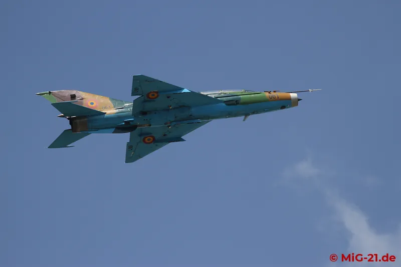 A LanceR B two-seater broke away from the formation for another solo display, which, however, was very short …