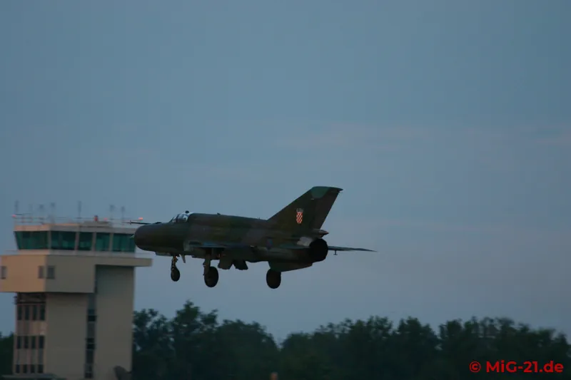 ... nach Varaždin führte am Flughafen von Zagreb vorbei, wo der Flugdienst der MiG-21 bis zum Abend andauerte.