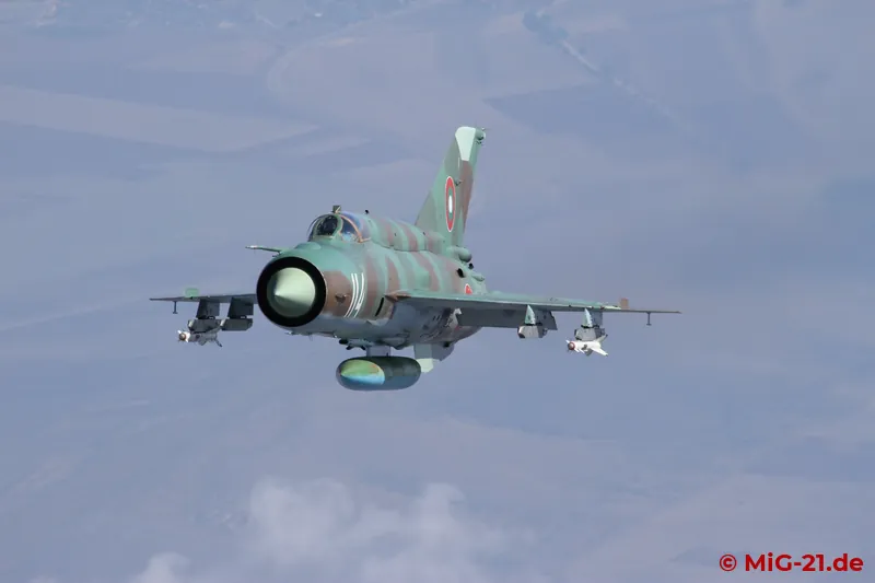 The MiG-21 comes closer and offers a great sight with the R-60 missiles and the 800-litre drop-tank.