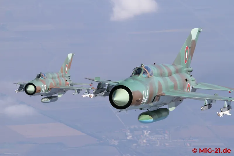 The second aircraft has taken up its position and makes the postcard motif perfect.