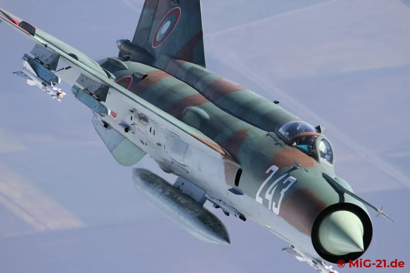 ... 243 comes out of the blind spot, so there is only time for a snapshot.