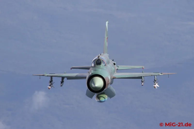 When I am allowed to take up my photo position again, 114 is back too, closes up with airbrakes extended, ...