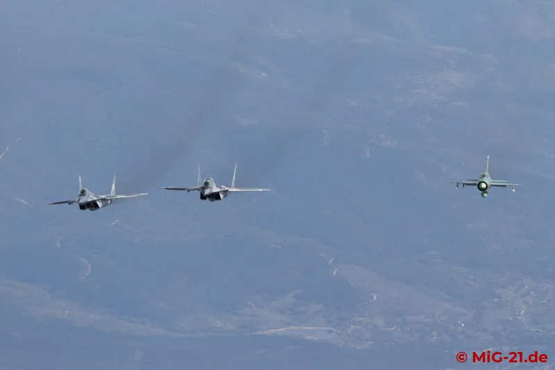 ... and once more in a loose formation with the Polish MiG-29s, ...