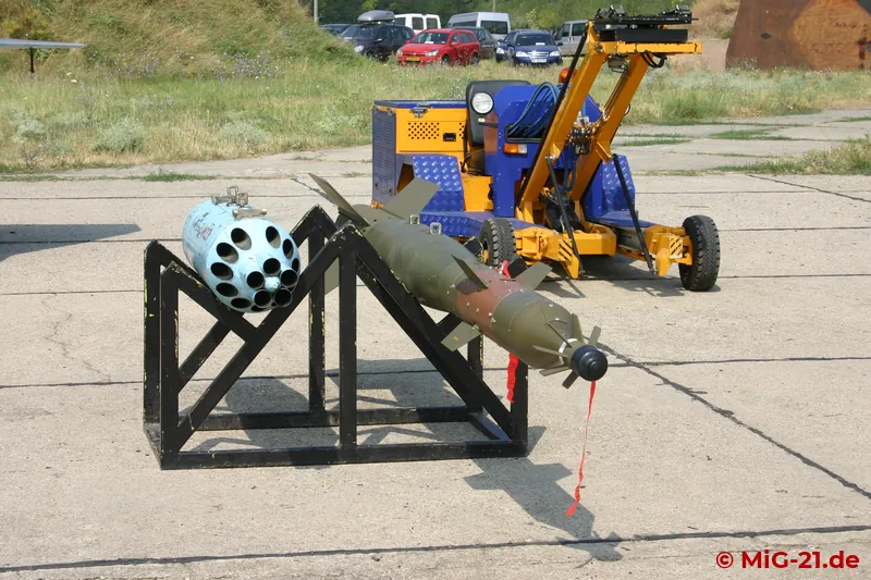 ... infrarot- und lasergelenkte Bomben der Typen Elbit Opher (oben) und IAI (MBT) Griffin (unten) sowie …