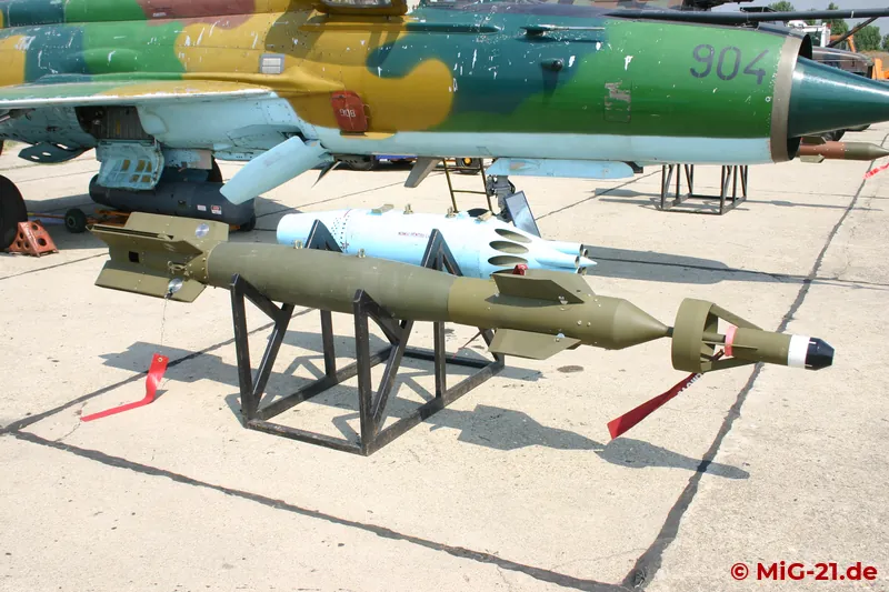 ... infrarot- und lasergelenkte Bomben der Typen Elbit Opher (oben) und IAI (MBT) Griffin (unten) sowie …