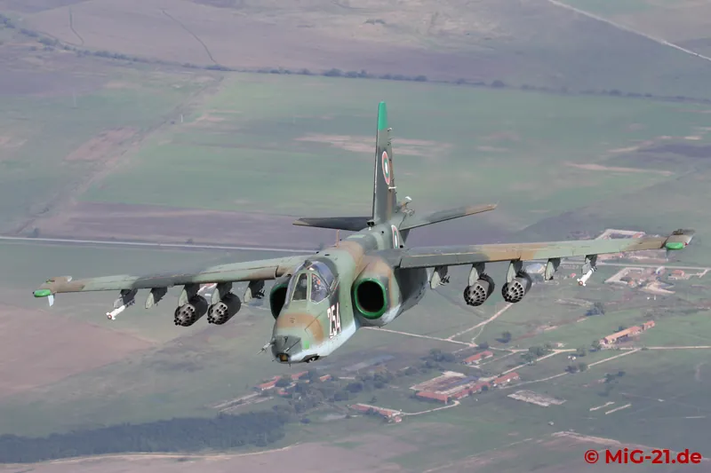 At the end there is still the opportunity to photograph two Su-25s, photogenically equipped with UB-32 pods …