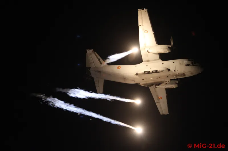 ... the finale: the flypast of the C-27J with plenty of flares.