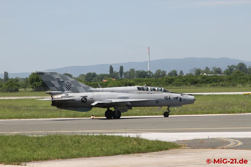 In the second wave it gets even more confusing. The two UMDs first come onto the airfield on the west side …