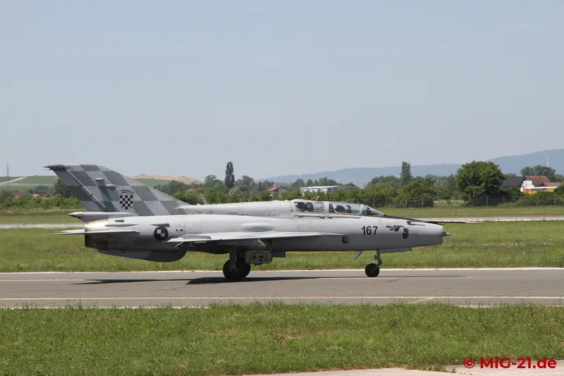 ... to catch the aircraft taxiing past right in front of him ...