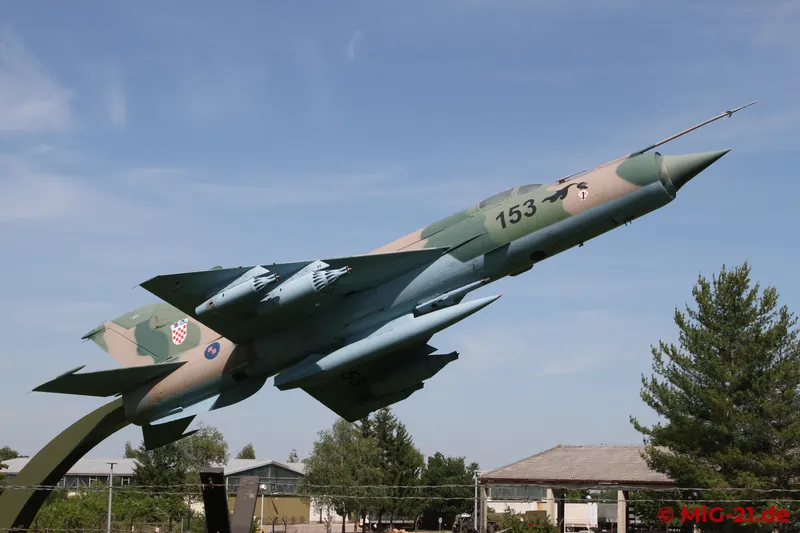 And as it is still early in the day, there is time for an excursion to Velika Buna, where this MiG-21 is …