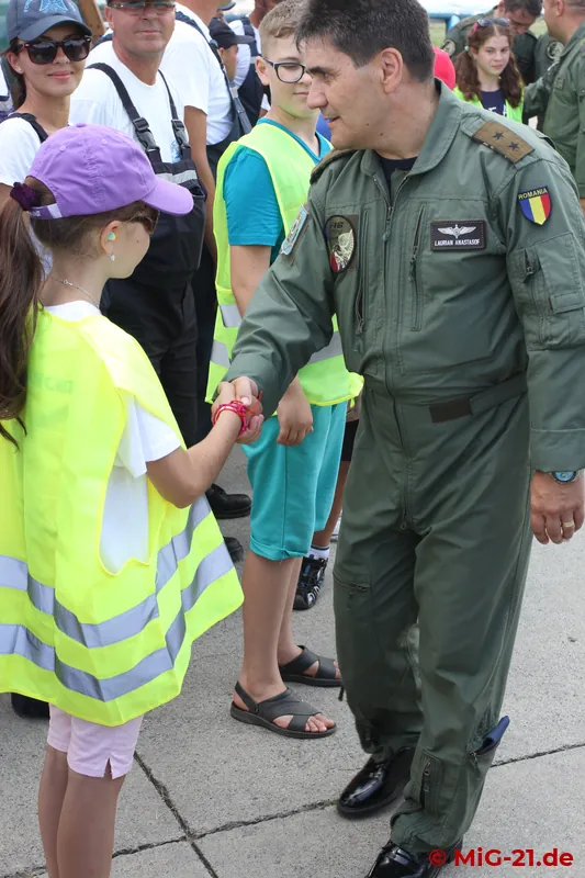 A handshake from the boss: the commander of the Romanian Air Force, Major General Laurian Anastasof, thanks …