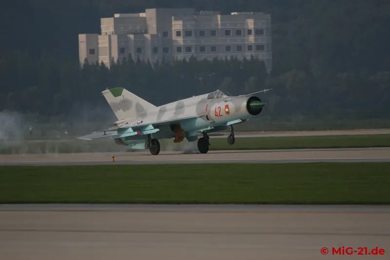 ... with the first aircraft only narrowly escaping a crash. After an approach that is too high and too flat, …