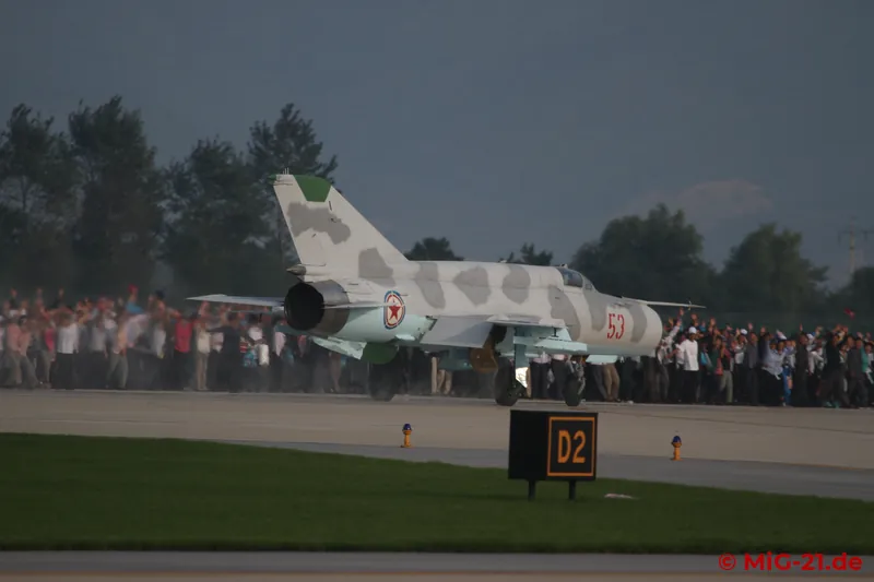 The second landing goes without problems, and the aircraft rolling out and its pilot are cheered by the …