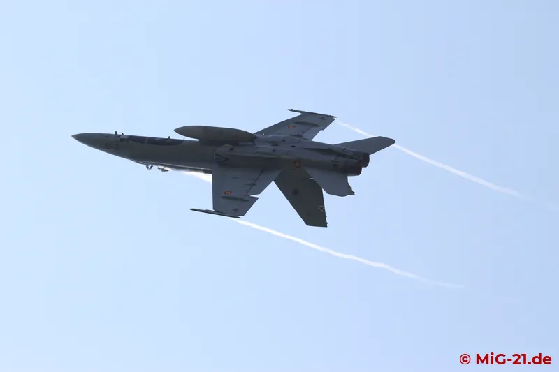 Only makeshift protected from the heat in the shade, the author was startled by two Spanish F/A-18s, which …