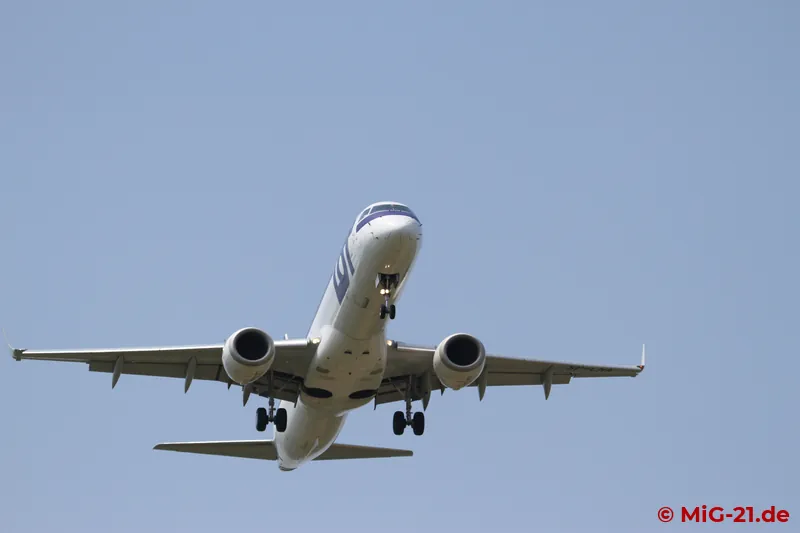 Then it was time to move to the approach and wait again, with test shots at airliners.