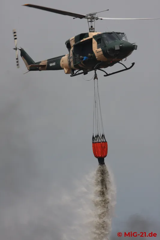 Besides their military tasks, the Bell 212s (and the Mi-17s) are also used as fire-fighting helicopters.