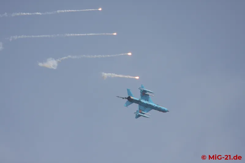 Then two LanceR A with smoke rockets circled over the airfield, also making use of their flare dispensers