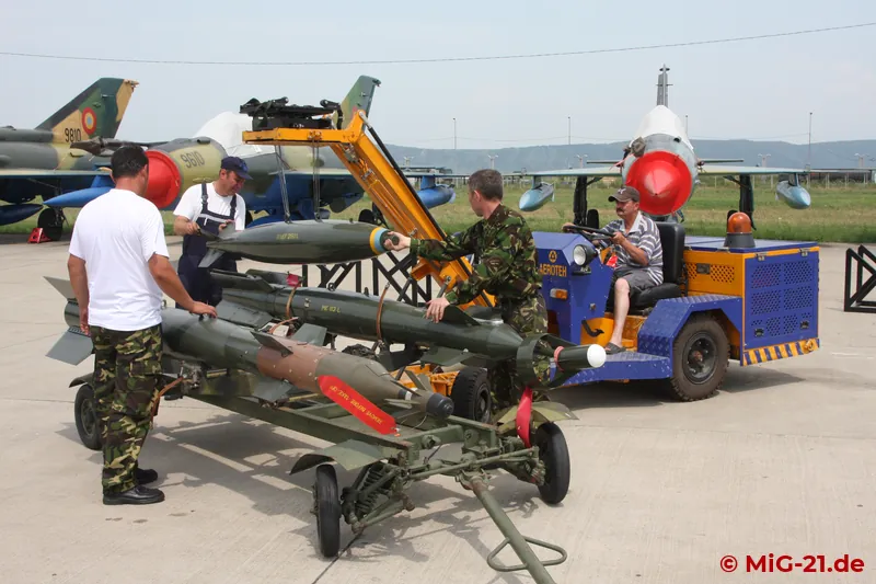 The entire weapons range of the MiG-21 LanceR was shown in the static display – and collected again after the …
