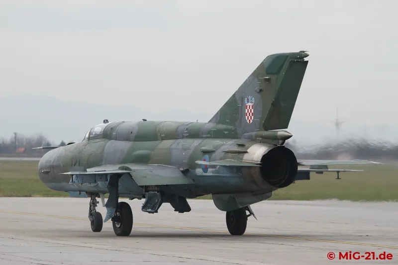 After lengthy "tinkering" by the technicians, the MiG-21bisD then taxied out for take-off ...
