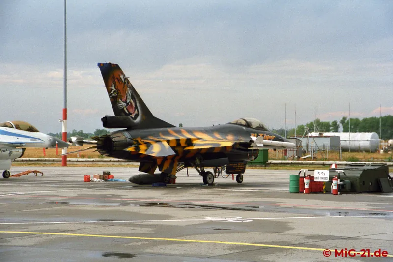 ... as the photos of this F-16 on the flightline show.