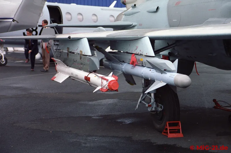 ... und können sowohl russische als auch westliche Waffen mitführen, in diesem Fall R-73 und Python 3.