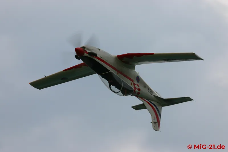 Five PC-9 of the Krila Oluje marked the end of the air show in the evening.