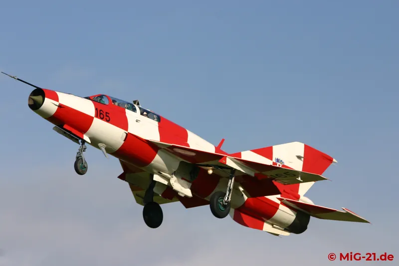 Die Sonderbemalung der MiG-21UMD bildete einen äußerst reizvollen Kontrast zum strahlendblauen Himmel …