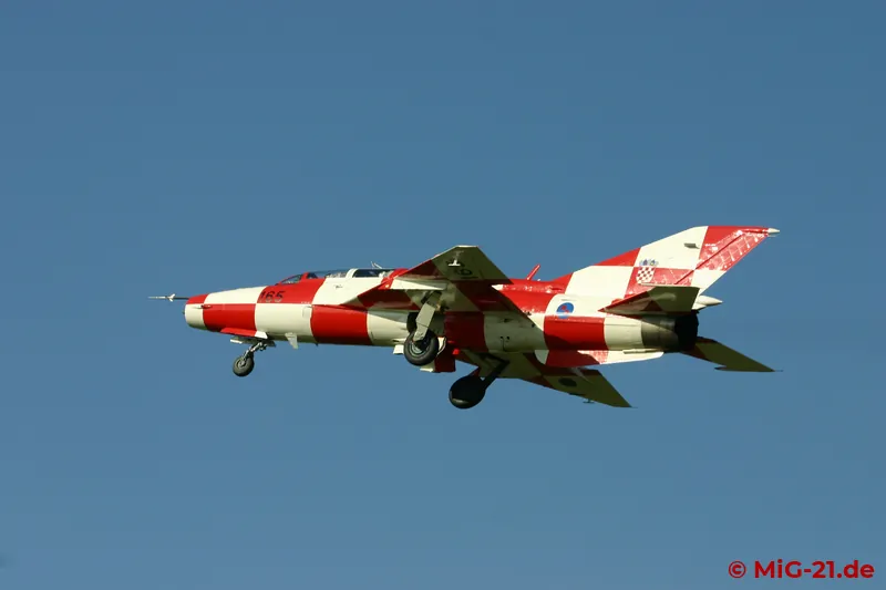 Die Sonderbemalung der MiG-21UMD bildete einen äußerst reizvollen Kontrast zum strahlendblauen Himmel …