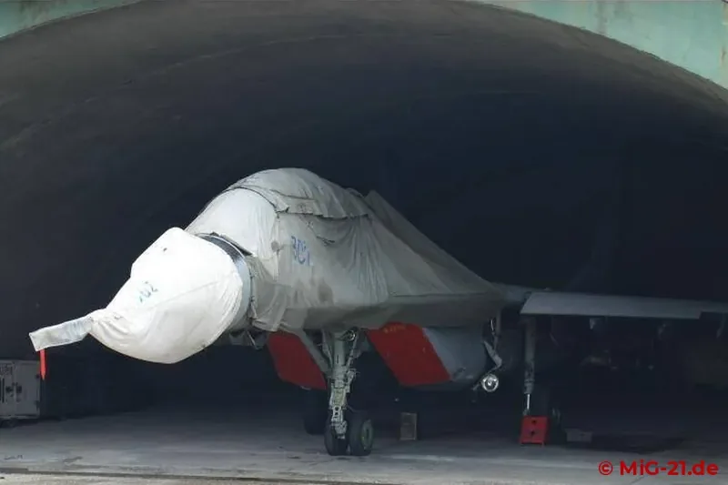 Fünf MiG-29 überlebten die NATO-Aggression 1999 und warten jetzt auf eine Überholung.