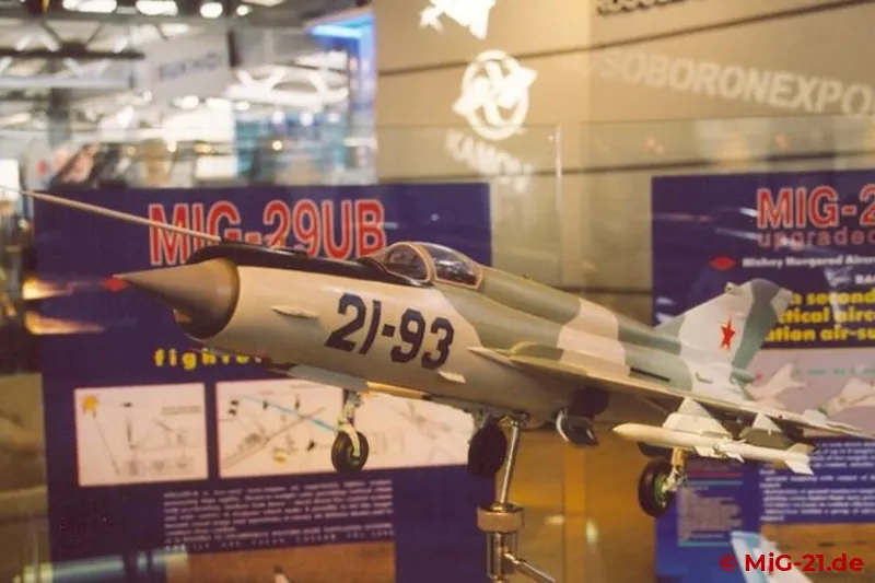 Auf dem Stand von RAC MiG war ein Modell der MiG-21-93 zu sehen, ansonsten wurde lediglich mit einem etwas …