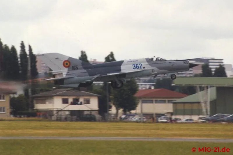 Trotz der rumänischen Hoheitsabzeichen nie im Einsatz bei der Forţele Aeriene Române: MiG-21bis als Prototyp …