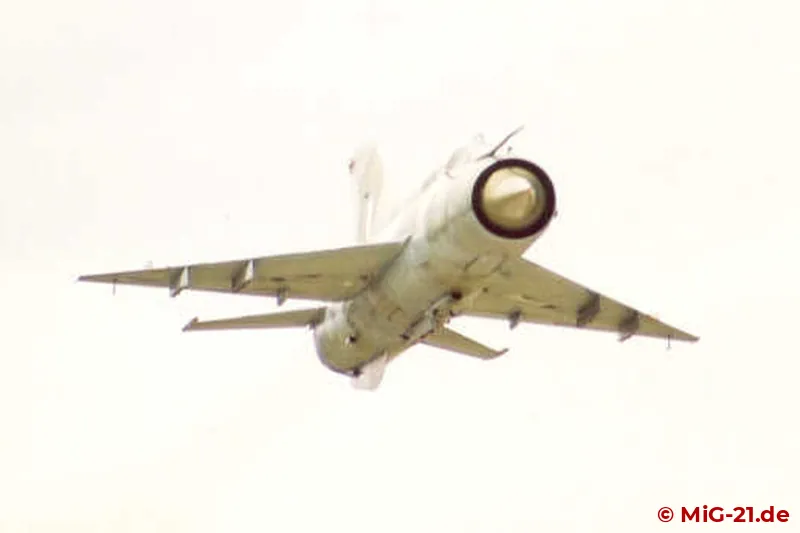 Die MiG-21bis, das einzige Kampfflugzeugmuster der kroatischen Luftstreitkräfte, im Überflug.