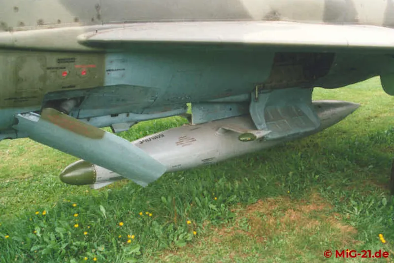 The SM jamming pod with system SPS-141 is carried by MF-75 and bis LAZUR on the central hard point.