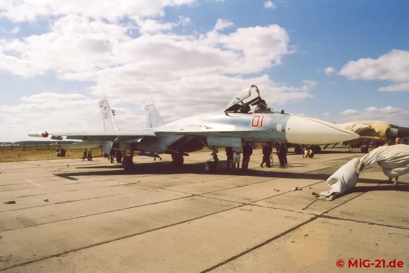 ... Su-27 sowie ...